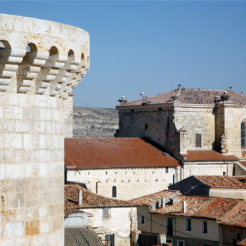 Vista exterior de torre con iglesia de Fuentes de Valdepero al fondo
