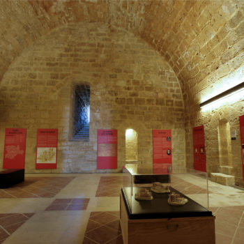 Planta primera con paneles con historia del castillo