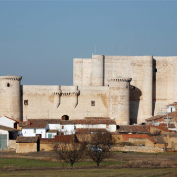 VIsta lateral del castillo y pueblo